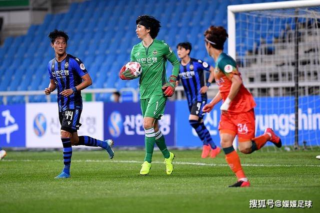 詹姆斯带领球队打出13-0攻势，助攻和个人得分齐发力